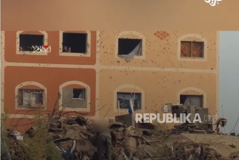 Pejuang Al-Qassam tidak terlihat sama sekali oleh musuh (berbaju coklat di balik puing). 