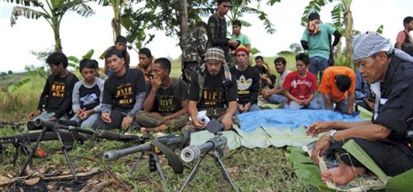 Pejuang Bangsamoro (BIIF) usai shalat jamaah di kampnya di Provinsi Maguindanao, Filipina Selatan.