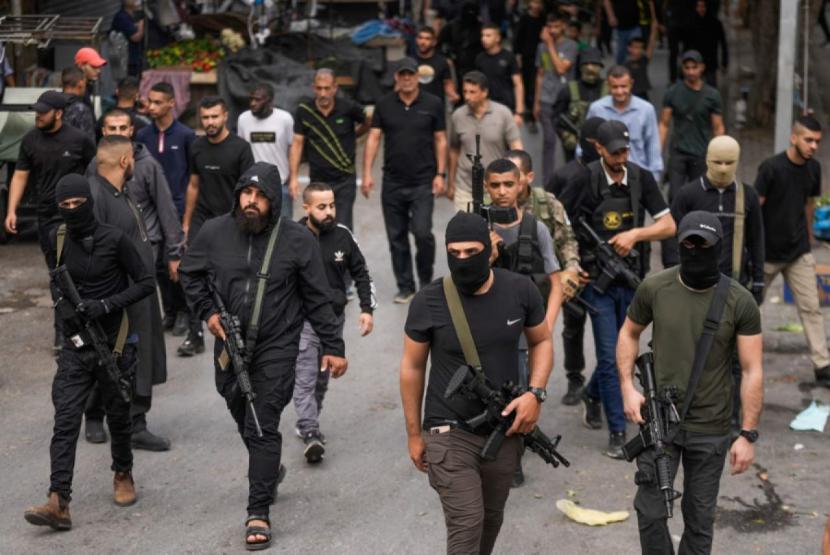 Pejuang bersenjata Palestina menghadiri pemakaman seorang komandan lokal di kelompok militan Jihad Islam di kota Jenin, Tepi Barat, Jumat, 27 Oktober 2023.