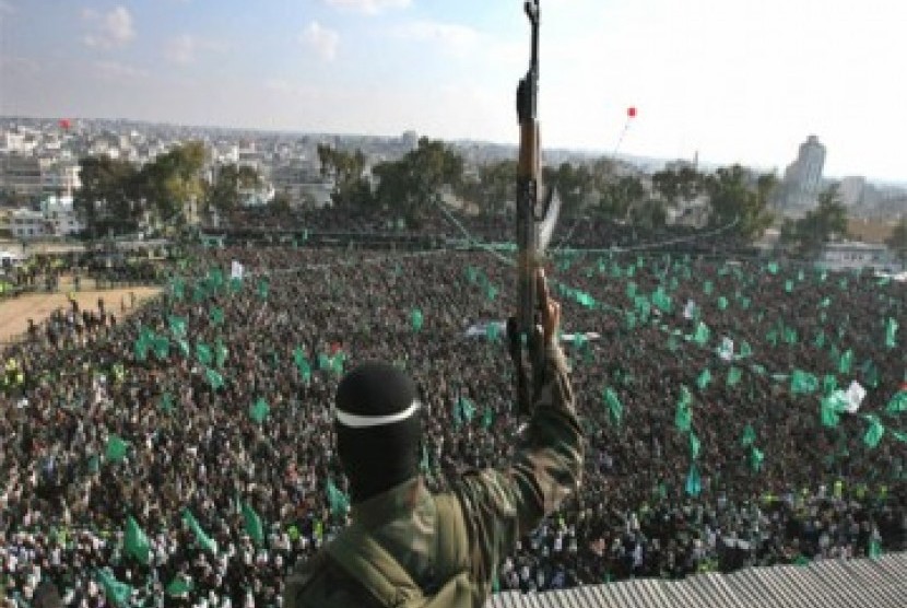 Hamas dikenal juga banyak mempunyai program sosial, ekonomi, dan kesehatan. Pejuang Hamas, ilustrasi
