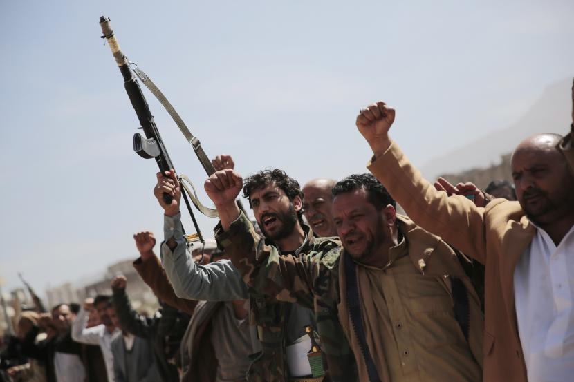 Pejuang Houthi bersenjata menghadiri prosesi pemakaman pejuang pemberontak Houthi yang tewas dalam pertempuran baru-baru ini dengan pasukan pemerintah Yaman yang diakui secara internasional, di Sanaa, Yaman, Rabu, 24 November 2021. 