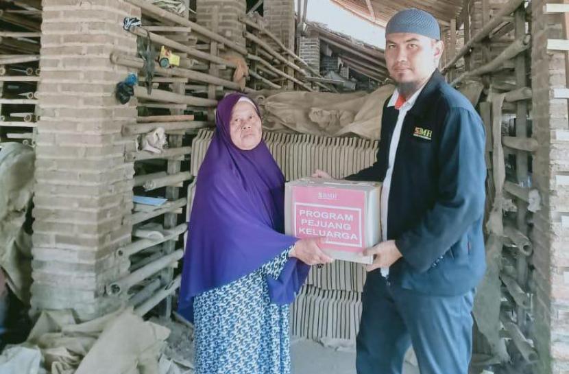 Pejuang Keluarga dari Kebumen, Jawa Tengah, Sri Hendarwati menerima paket sembako dari BMH.