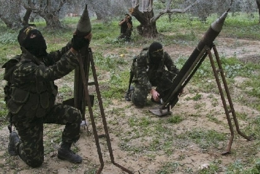 Pejuang Palestina dari Jihad Islami menembakkan roket buatan tangan ke arah Israel.