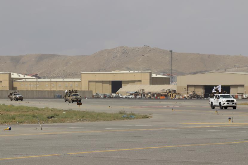 Pejuang pasukan khusus Taliban tiba di dalam Bandara Internasional Hamid Karzai setelah penarikan militer AS, di Kabul, Afghanistan, Selasa, 31 Agustus 2021. Taliban menguasai penuh bandara Kabul pada Selasa, setelah pesawat AS terakhir meninggalkan landasan pacu , menandai berakhirnya perang terpanjang Amerika.