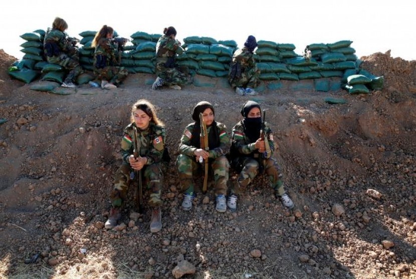 Pejuang perempuan Iran-Kurdi memegang senjata mereka saat pertempuran melawan kelompok ISIS di Bashiqa, dekat Mosul, Irak, 3 November 2016.