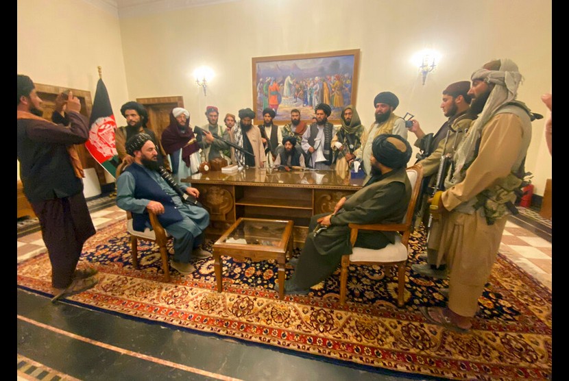 Taliban pertama kali menguasai Afghanistan pada 1996 .  Pejuang Taliban berhasil menguasai Istana Kepresidenan Afghanistan di Kabul, Ahad (15/8).