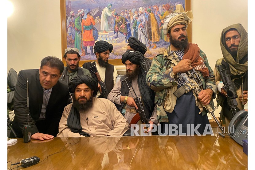 Pejuang Taliban berhasil menguasai Istana Kepresidenan Afghanistan di Kabul, Ahad (15/8).