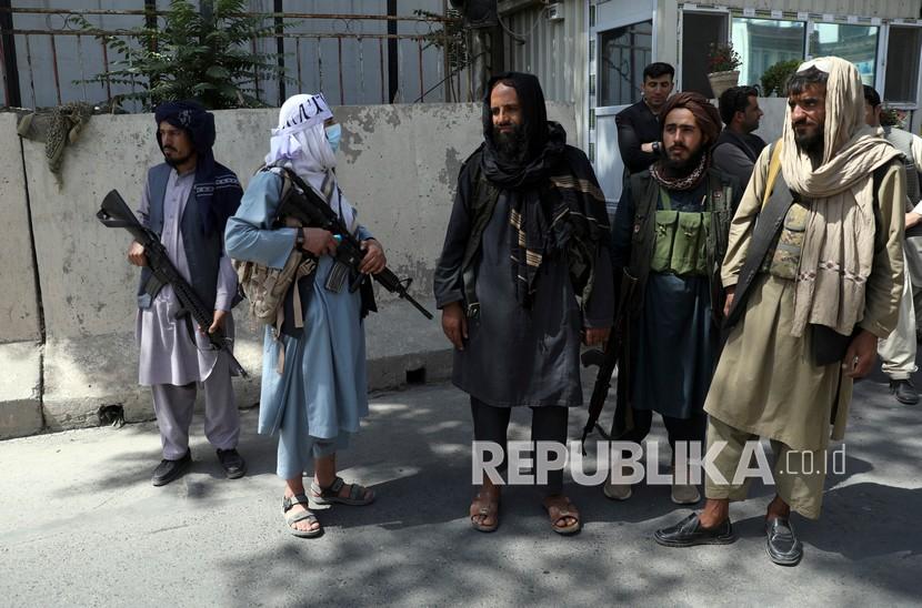  Pejuang Taliban berjaga di gerbang utama menuju istana kepresidenan Afghanistan, di Kabul. Akibat situasi politik di Afghanistan, Pemerintah Indonesia mengevakuasi 26 WNI dari negara tersebut.