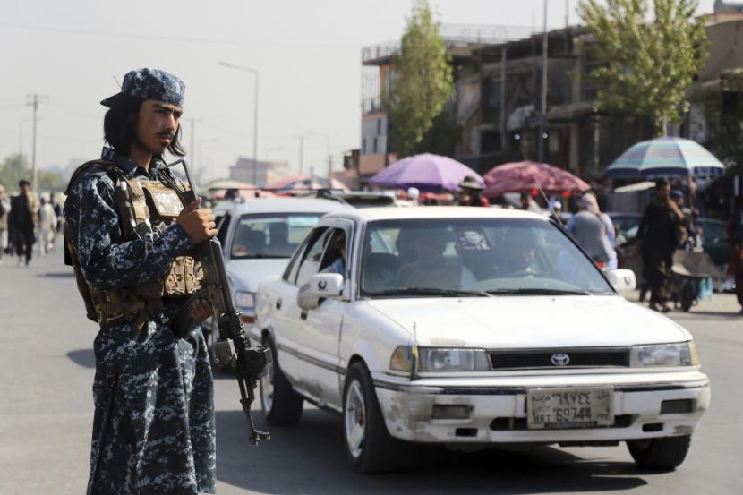 Pejuang Taliban berjaga di kota Kabul, Afghanistan, Sabtu, 4 September 2021.