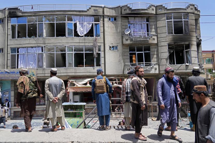 Pejuang Taliban berjaga di lokasi ledakan di depan kuil Sikh di Kabul, Afghanistan, Sabtu, 18 Juni 2022. Perserikatan Bangsa-Bangsa (PBB) secara efektif melarang pejabat Taliban bepergian ke luar negeri. 