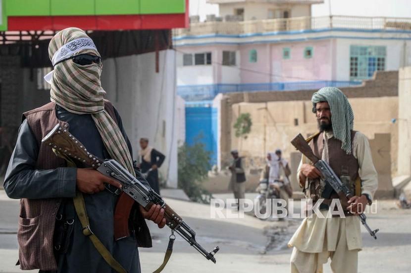  Pejuang Taliban berjaga di sebuah pos pemeriksaan di Kandahar, Afghanistan, 17 Agustus 2021. Salah satu pendiri Taliban Abdul Ghani Baradar, pada 16 Agustus, menyatakan kemenangan dan mengakhiri perang selama puluhan tahun di Afghanistan, sehari setelah pemberontak memasuki Kabul untuk menguasai negara.