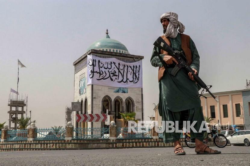  Pejuang Taliban berjaga di sebuah pos pemeriksaan di Kandahar, Afghanistan, 17 Agustus 2021. Salah satu pendiri Taliban Abdul Ghani Baradar, pada 16 Agustus, menyatakan kemenangan dan mengakhiri perang selama puluhan tahun di Afghanistan, sehari setelah gerilyawan memasuki Kabul untuk menguasai negara. 