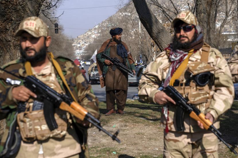  Pejuang Taliban berjaga-jaga di Kabul, Afghanistan, Senin, 26 Desember 2022. Menteri Perdagangan Taliban Nooruddin Azizi mengatakan, Afghanistan akan mendorong swasembada dan penggunaan produk dalam negeri. 