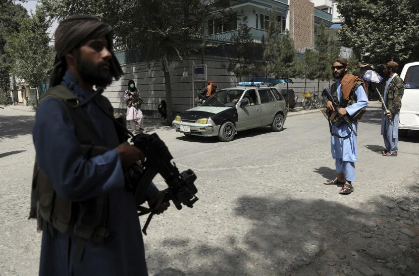  Taliban berjaga-jaga di sebuah pos pemeriksaan di lingkungan Wazir Akbar Khan di kota Kabul, Afghanistan, Rabu, 18 Agustus 2021. 