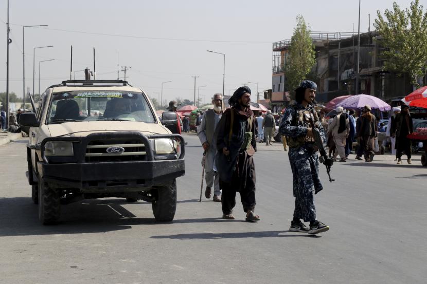 Taliban berjalan di kota Kabul, Afghanistan, Sabtu, 4 September 2021.