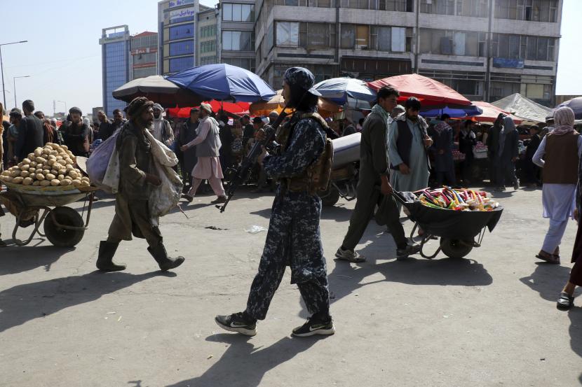 Pejuang Taliban berjalan di kota Kabul, Afghanistan, Sabtu, 4 September 2021.