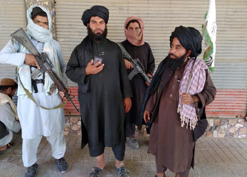 Pejuang Taliban berpatroli di dalam kota Farah, ibu kota provinsi Farah, barat daya Kabul, Afghanistan, Rabu, 11 Agustus 2021.