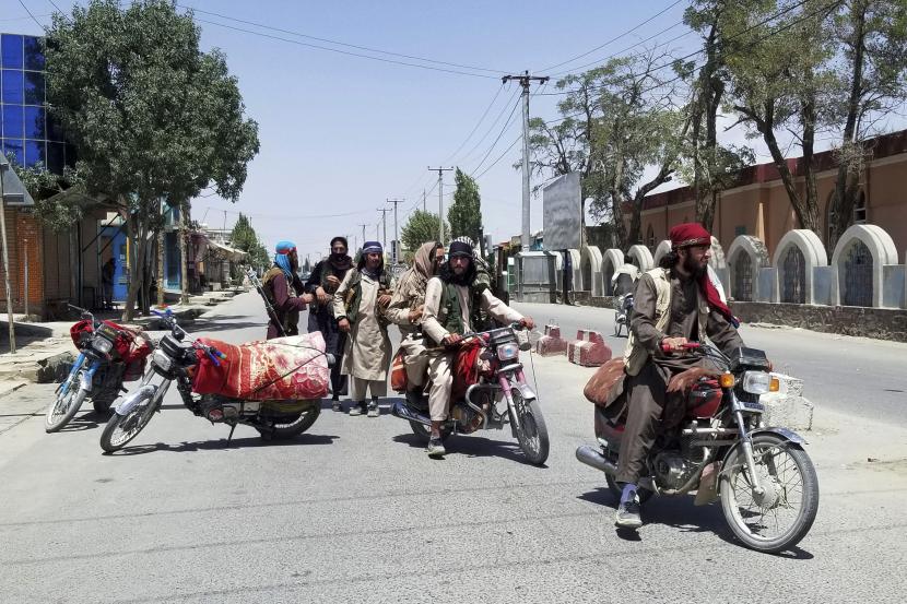 Milisi Taliban berpatroli di dalam kota Ghazni, barat daya Kabul, Afghanistan, Kamis, 12 Agustus 2021.