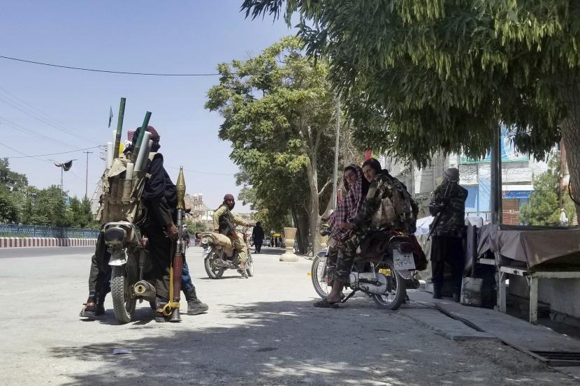 Pejuang Taliban berpatroli di dalam kota Ghazni, barat daya Kabul, Afghanistan, Kamis, 12 Agustus 2021.
