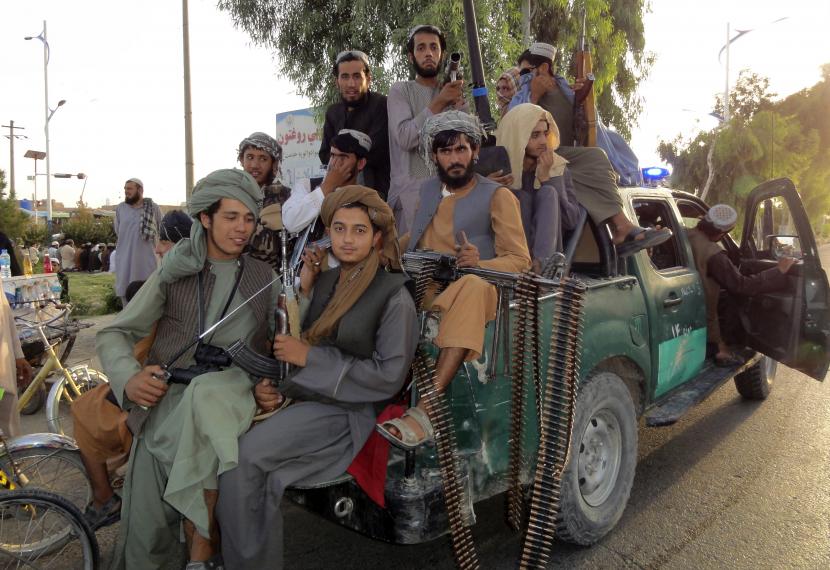 Milisi Taliban berpatroli di dalam kota provinsi Kandahar barat daya, Afghanistan, Minggu, 15 Agustus 2021.