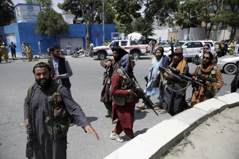 Keselamatan WNI di Afghanistan menjadi prioritas utama pemerintah. Taliban berpatroli di Kabul, Afghanistan, Kamis, 19 Agustus 2021.  