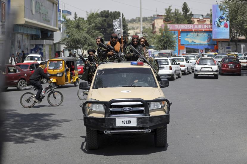 Milisi Taliban berpatroli di Kabul, Afghanistan, Kamis, 19 Agustus 2021. 