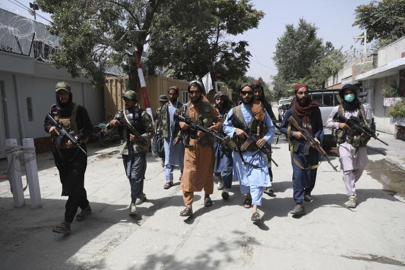 Hubungan antara Iran dan Taliban pernah memburuk. Taliban berpatroli di lingkungan Wazir Akbar Khan di kota Kabul, Afghanistan. 