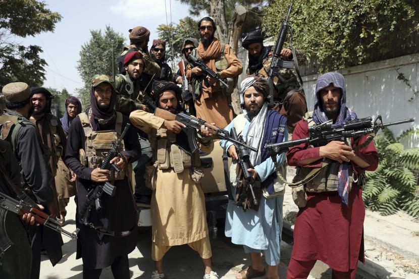 Milisi Taliban berpose untuk foto di Kabul, Afghanistan, Kamis, 19 Agustus 2021. Taliban merayakan Hari Kemerdekaan Afghanistan pada hari Kamis dengan menyatakan mereka mengalahkan Amerika Serikat