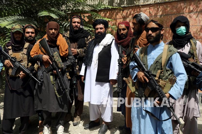Pejuang Taliban berpose untuk foto di Wazir Akbar Khan di kota Kabul, Afghanistan, Rabu, 18 Agustus 2021. 