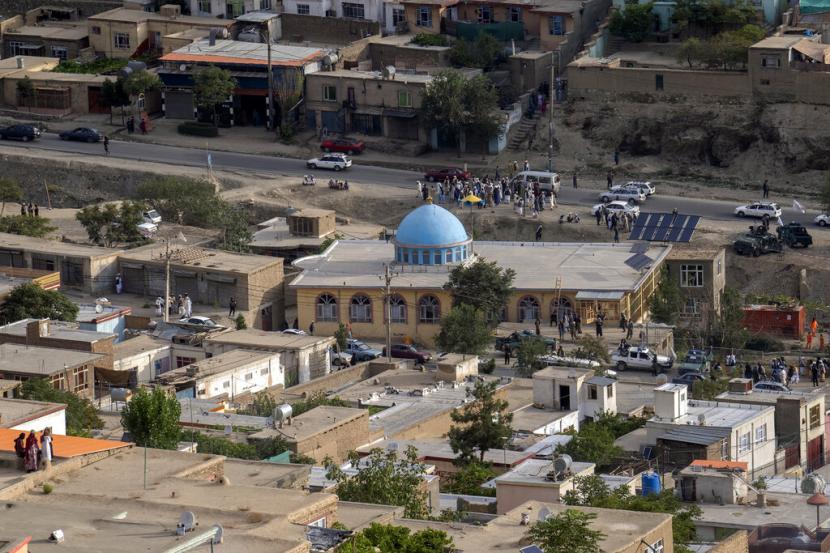 Pejuang Taliban dan penduduk setempat berkumpul di sekitar masjid yang telah dibom, di Kabul, Afghanistan, Kamis, 18 Agustus 2022. Sebuah bom di sebuah masjid di Kabul saat shalat malam pada hari Rabu menewaskan sedikitnya 10 orang, termasuk seorang ulama terkemuka, dan melukai lebih dari dua lusin, kata seorang saksi mata dan polisi.