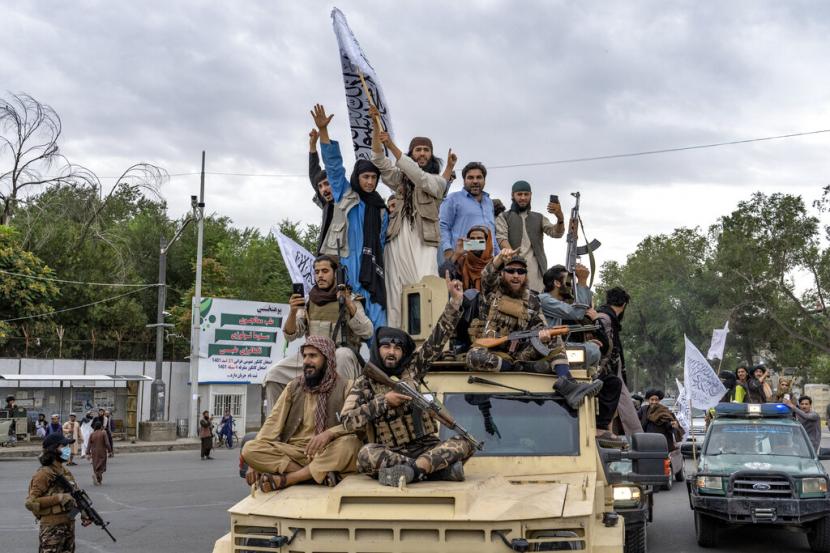 Pejuang Taliban merayakan satu tahun sejak mereka merebut ibu kota Afghanistan, Kabul, di depan Kedutaan Besar AS di Kabul, Afghanistan, Senin, 15 Agustus 2022.