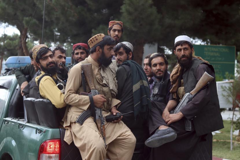  Pejuang Taliban. Taliban dilaporkan telah melakukan penambangan emas di distrik Raghistan dan Kohistan. Ilustrasi.