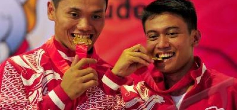 Pejudo Indonesia, Suliswanto (kanan) dan Embun Cahyono, menunjukan medali mereka usai menang dalam final kelas Nage-No Kata putra SEA Games XXVI di Gedung Judo Kelapa Gading, Jakarta Utara, Kamis (17/11).