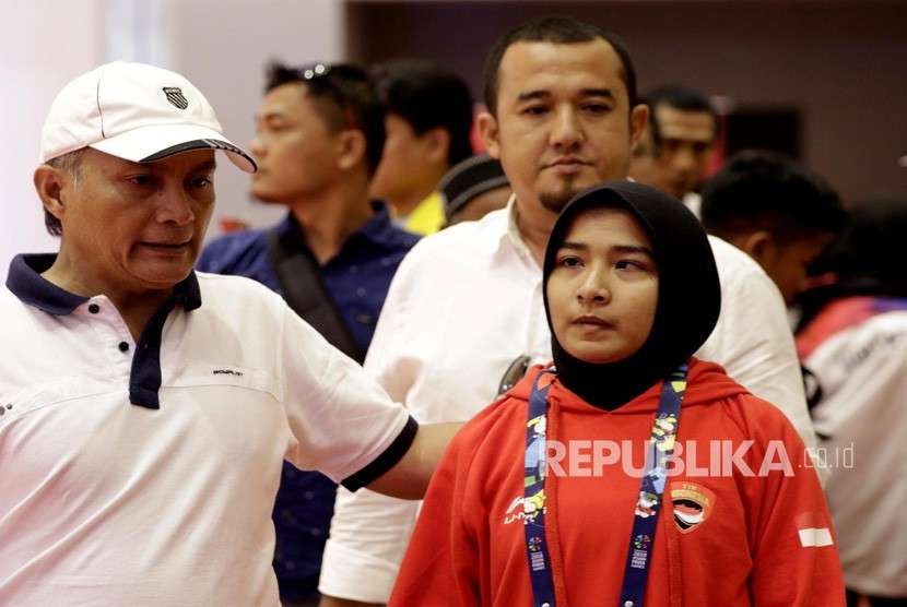 Pejudo putri Indonesia Miftahul Jannah meninggalkan arena usai didiskualifikasi dari pertandingan kelas 52 kg blind judo Asian Para Games 2018 di Jiexpo Kemayoran, Jakarta, Senin (8/10).