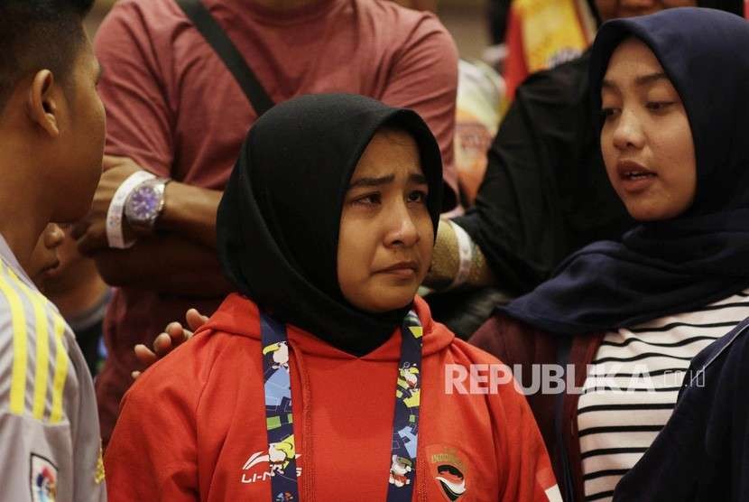 Pejudo putri Indonesia Miftahul Jannah meninggalkan arena usai didiskualifikasi dari pertandingan kelas 52 kg blind judo Asian Para Games 2018 di Jiexpo Kemayoran, Jakarta, Senin (8/10). 