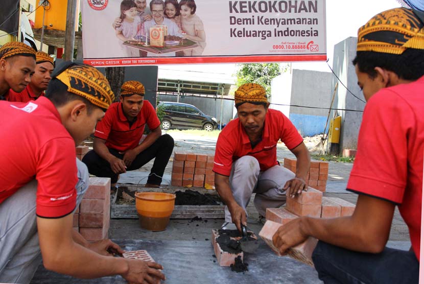 Pekerja bangunan mengikuti pelatihan dan sertifikasi yang digelar Semen Indonesia di Rembang, 2-4 September 2015.