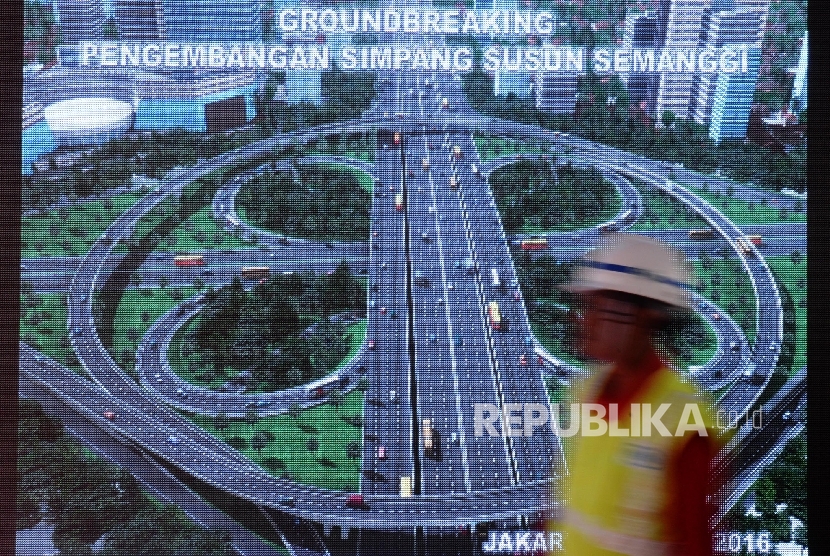 Pekerja berada di area proyek pembangunan jembatan layang simpang susun di Bundaran Semanggi, Jakarta, Jumat (8/4).    (Republika/Yasin Habibi)