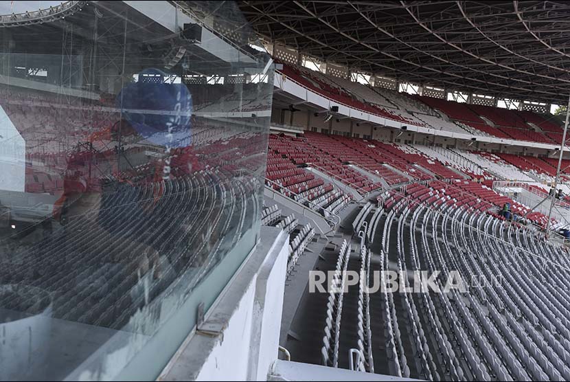 Pekerja membersihkan kaca dalam proyek renovasi Stadion Utama Gelora Bung Karno, Jakarta, Rabu (25/10). Renovasi stadion yang akan di gunakan pada ajang Asian Games 2018 itu telah mencapai 90 persen dan diperkirakan pada Februari 2018 sudah dapat digunakan untuk 