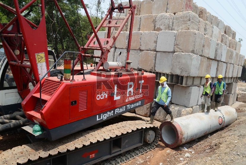 Pekerja berada di proyek LRT (Light Rail Transit) di Kawasan Taman Mini, Jakarta Timur, Kamis (1/10).   (Republika/Yasin Habibi)