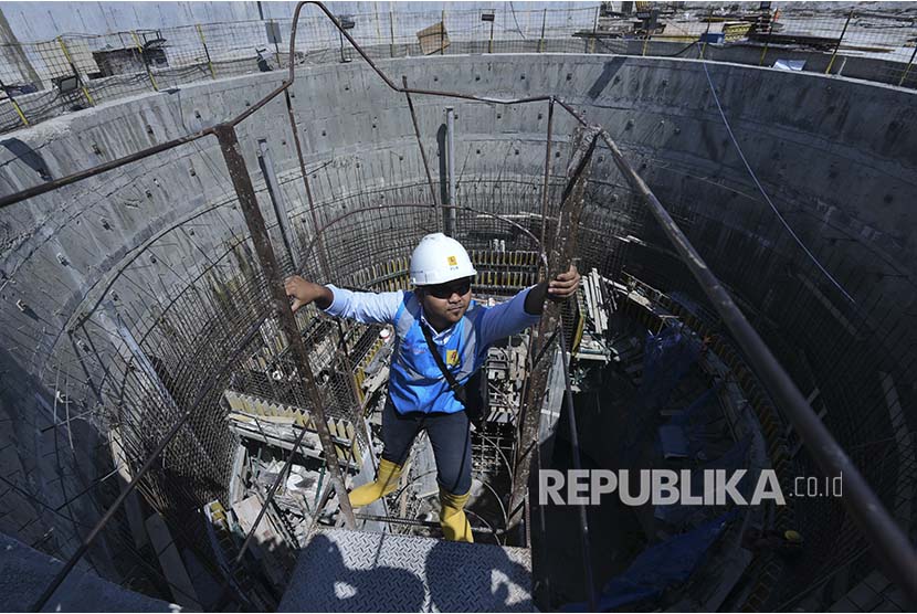 Pekerja berada di proyek pembangunan rumah turbin untuk  PLTA Jatigede, Sumedang, Jawa Barat, Senin (9/7). PT PLN (Persero) membangun PLTA Jatigede berkapasitas 2x55 MW yang merupakan program 35.000 MW dengan memanfaatkan air dari Waduk Jatigede.