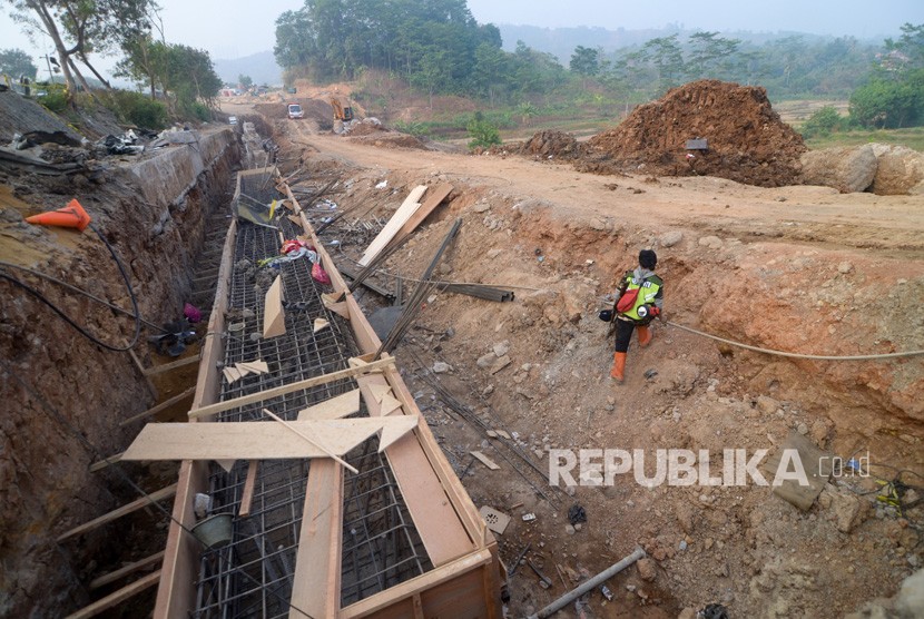 Pekerja berada di proyek penahan dinding jalan di KM 91 Tol Cipularang, Kabupaten Purwakarta, Jawa Barat, Selasa (3/9/2019).