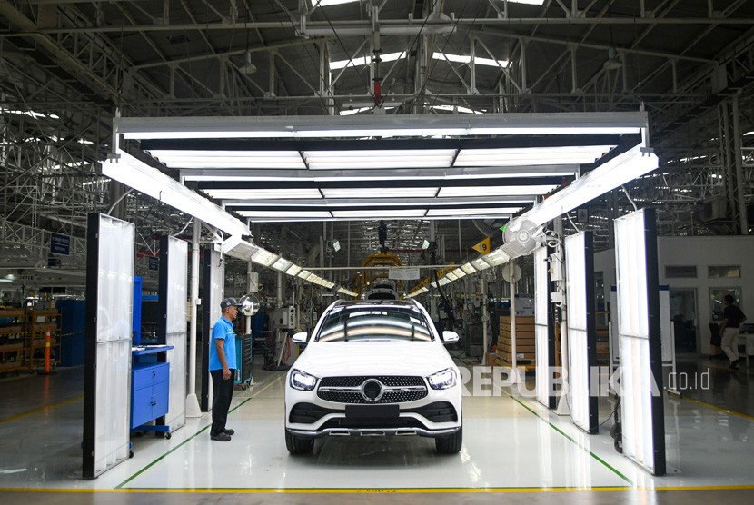 Pekerja berada di samping mobil New GLC Mercedes-Benz yang selesai dirakit di pabrik Mercedes-Benz Indonesia di Wanaherang, Gunung Putri, Bogor, Jawa Barat, Selasa (10/12/2019).