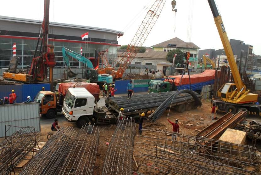 Pekerja beraktivitas di area pembangunan jalan jembatan layang (Flyover) Cipendawa, di Jalan Raya Narogong, Bekasi, Jawa Barat, Kamis (23/8).