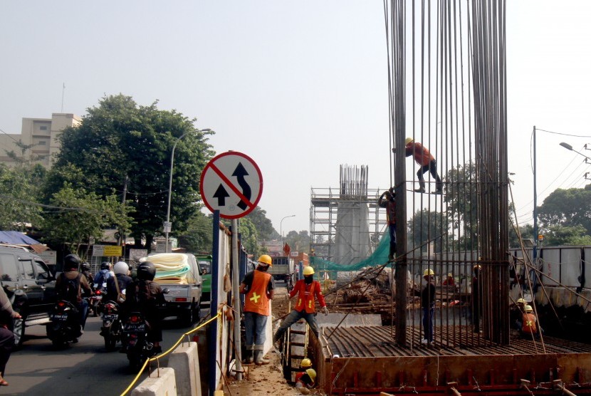 Pekerja beraktivitas di area pembangunan proyek Tol Bogor Outer Ring Road (BORR) seksi III A ruas Simpang Yasmin - Salabenda sepanjang 2,6 km di Kota Bogor, Jawa Barat, Senin (17/6/2019).