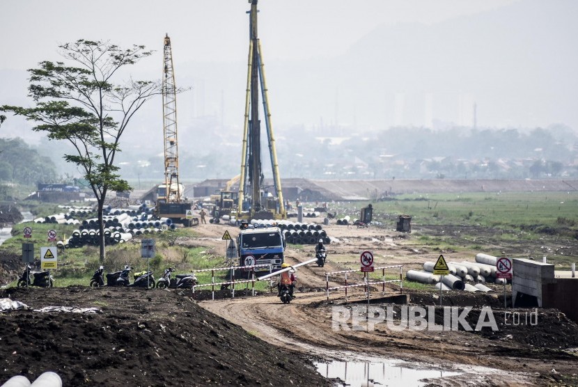 Pekerja beraktivitas di area pembangunan Stasiun Kereta Cepat Tegalluar, Desa Tegalluar, Kabupaten Bandung, Selasa (26/11)