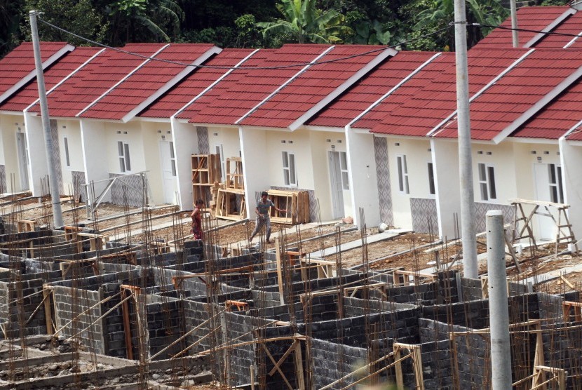 Pekerja beraktivitas di area proyek pembangunan perumahan subsidi di Bogor, Jawa Barat, Kamis (29/11/2018).