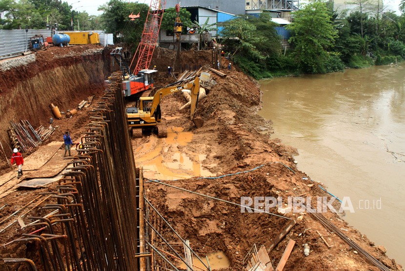 Perbaikan tanggul sungai (ilustrasi)