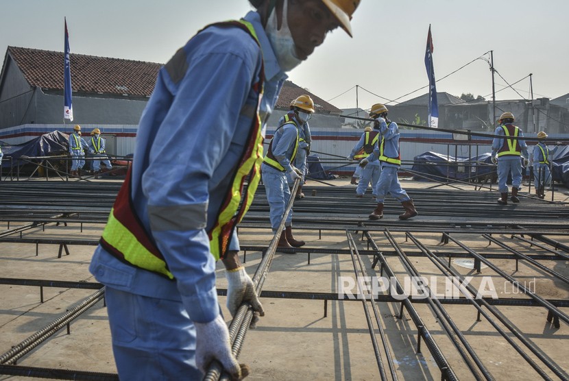 Pekerja beraktivitas di area tunnel 1 proyek Kereta Cepat Jakarta-Bandung (KCJB) di kilometer 3 Jalan Tol Jakarta-Cikampek, Jakarta, Rabu (2/5). 