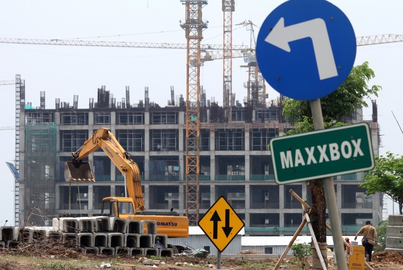 Pekerja beraktivitas di areal proyek pembangunan kawasan Apartemen Meikarta, di Cikarang, Kabupaten Bekasi, Jawa Barat, Sabtu (3/11/2018).