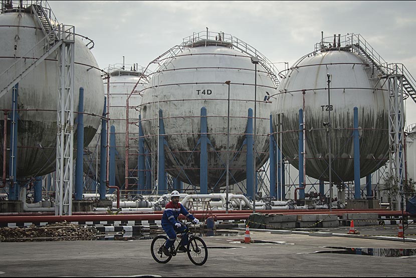 Pekerja beraktivitas di dekat tangki timbun di Depot LPG Tanjung Priok. Pertamina menandatangani Sales Confirmation Agreement LPG dan Sulphur yang memastikan Pertamina mendapatkan pasokan LPG dan Sulphur dari Abu Dhabi National Oil Company (ADNOC), Jumat (5/3). 